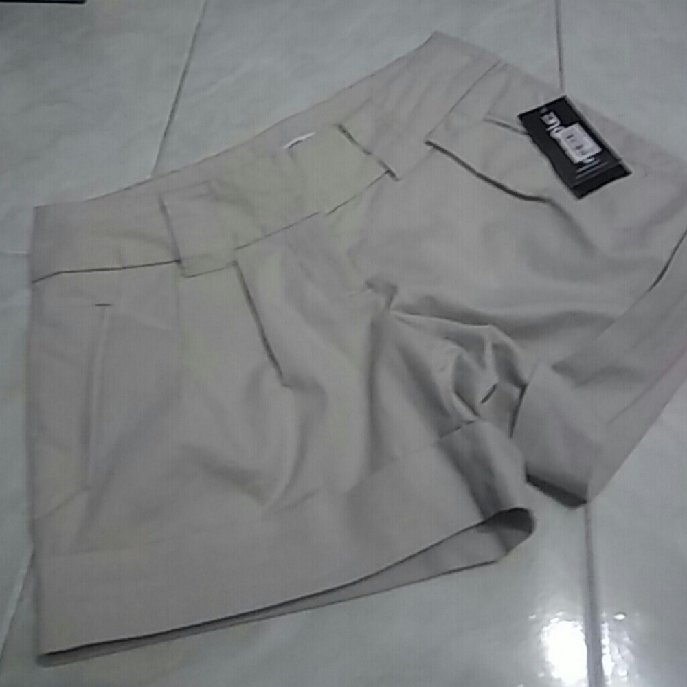 NWT Yank khaki w/ white stripe shorts sz sm